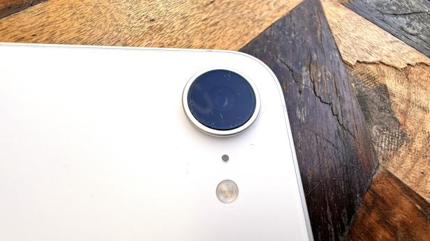 iphone-16e-4.jpg