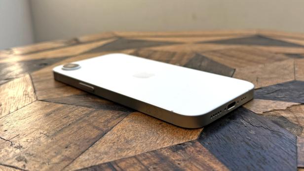 iphone-16e-7.jpg