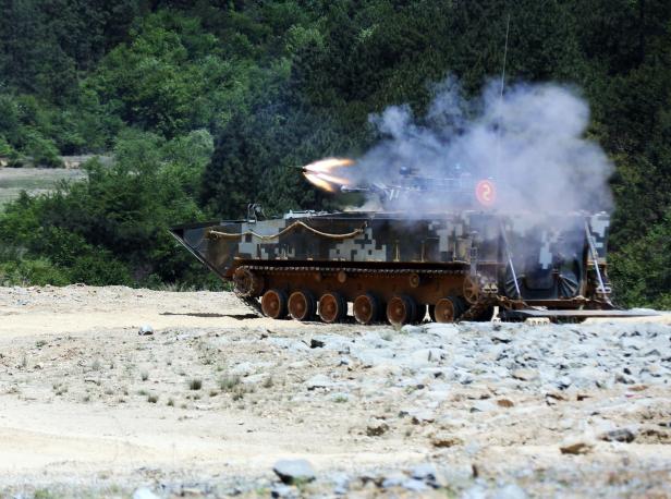Ein ZBD-05 feuert die Panzerabwehrrakete HJ-37 ab Ein ZBD-05 feuert die Panzerabwehrrakete HJ-37 ab