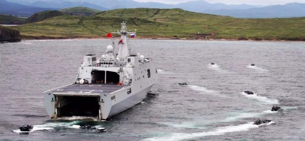 Type 05 verlassen das Welldeck eines Type 071 Type 05 verlassen das Welldeck eines Type 071
