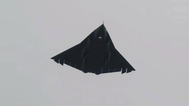 Chinas mysteriöser Stealth-Jet absolviert zweiten Testflug.