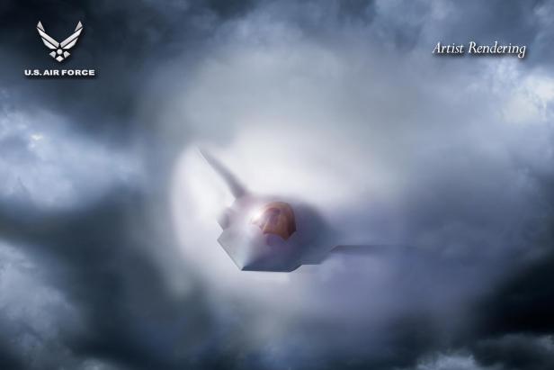 Ein Tarnkappen-Kampfflugzeug fliegt durch dichte, dunkle Wolken mit beleuchtetem Cockpit.