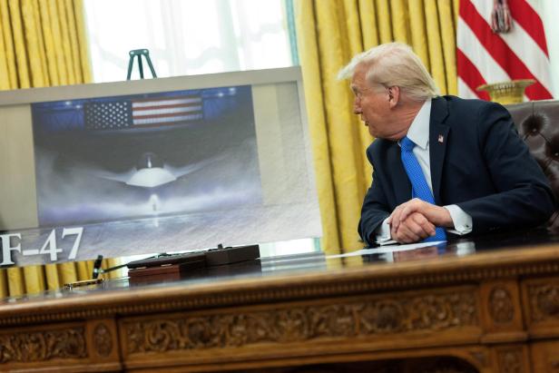 US-Präsident Trump hält im Oval Office des Weißen Hauses eine Rede mit Verteidigungsminister Hegseth.