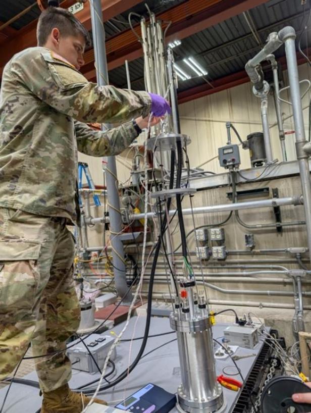 INSET wird für das Versenken im Atomreaktor vorbereitet