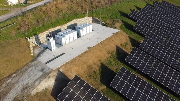 Der Großbatteriespeicher hat eine Kapazität von 4 MWh. Der Großbatteriespeicher hat eine Kapazität von 4 MWh.