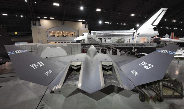 Die nach innen versetzten Düsen der YF-23. Gut zu erkennen sind die Keramik-Kühlkacheln Die nach innen versetzten Düsen der YF-23. Gut zu erkennen sind die Keramik-Kühlkacheln
