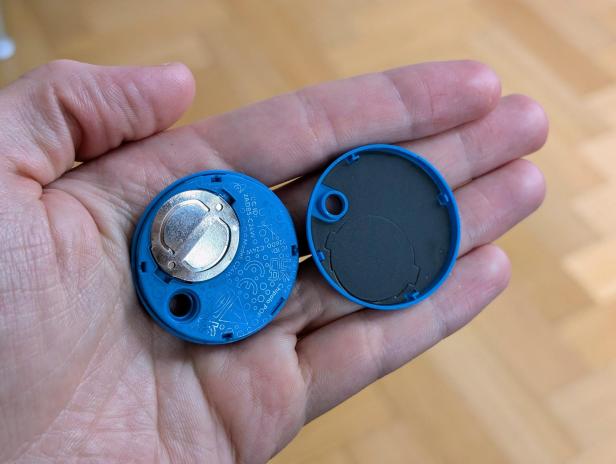 Geöffneter Chipolo Pop mit Batterie sichtbar