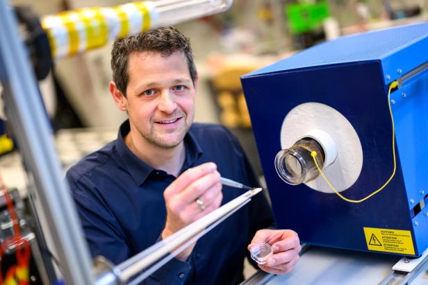 Laborleiter Alexander Opitz beim Einbau einer Sauerstoff-Ionen-Batterie-Probe in einen Hochtemperaturmessstand in den Labors des Forschungsbereichs Technische Elektrochemie der TU Wien Laborleiter Alexander Opitz beim Einbau einer Sauerstoffionenbatterie-Probe in einen Hochtemperaturmessstand in den Labors des Forschungsbereichs Technische Elektrochemie der TU Wien