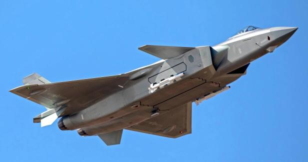 J-20: Nachdem die Luft-Luft-Raketen ausgeklappt wurden, "hängen" sie an der Seite. Die Klappen werden wieder geschlossen. J-20: Nachdem die Luft-Luft-Raketen ausgeklappt wurden, "hängen" sie an der Seite. Die Klappen werden wieder geschlossen.