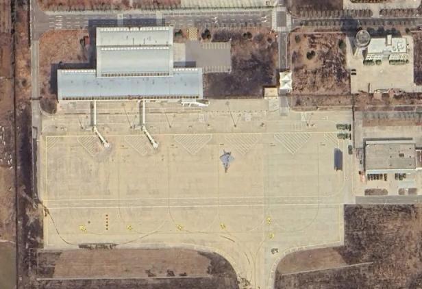 Das Flugzeug steht einsam am Flughafen von Jining Qufu Das Flugzeug steht einsam am Flughafen von Jining Qufu