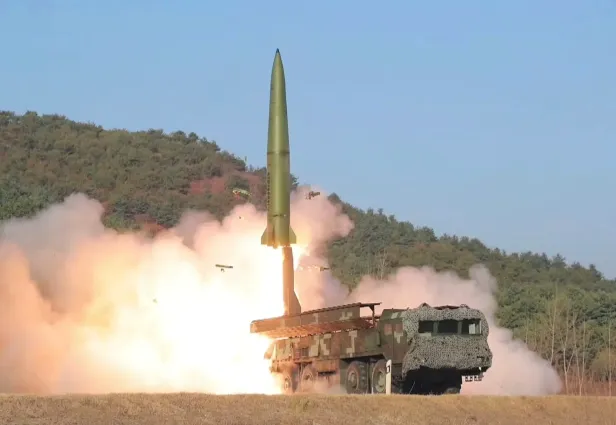Eine Rakete startet von einem Lkw aus in einer bergigen Landschaft