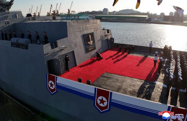 Bei der Vorstellung der Choi Hyon war am Landeplatz der rote Teppich ausgerollt NKOREA-MILITARY-NAVY