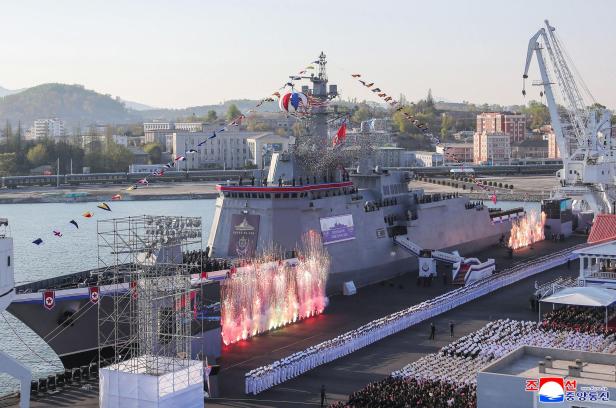 Feuerwerk bei der Vorstellung der Choi Hyon NKOREA-MILITARY-NAVY