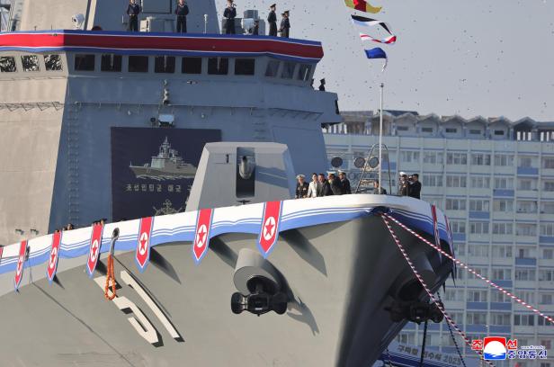 Das Geschütz am Bug der Choi Hyon North Korean Leader Kim Jong Un attends launching ceremony of a newly-built destroyer