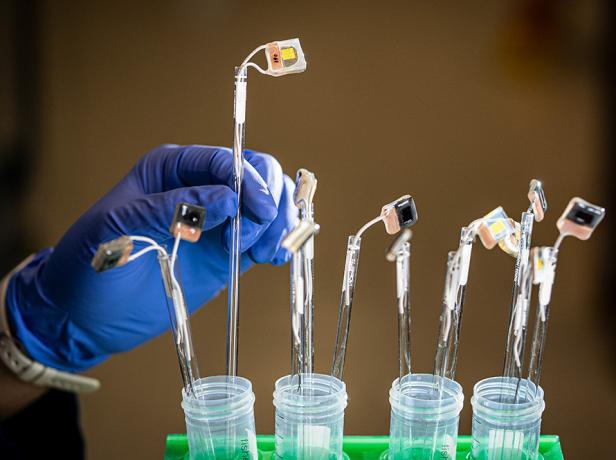 Perowskit- und Kupfer-basierten Geräte sollen CO2 mit Sonnenlicht in flüssigen Brennstoff verwandeln. Perowskit- und Kupfer-basierten Geräte sollen CO2 mit Sonnenlicht in flüssigen Brennstoff verwandeln.