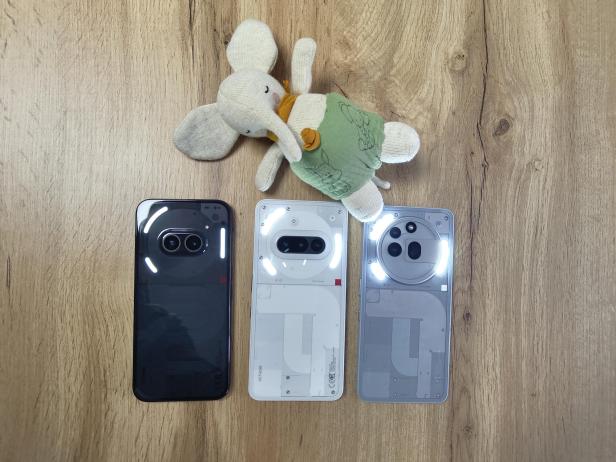 Nothing Phone 2a, 3a und 3a Pro (v.l.n.r.) in einer Reihe. Nothing Phone 2a, 3a und 3a Pro (v.l.n.r.) in einer Reihe.