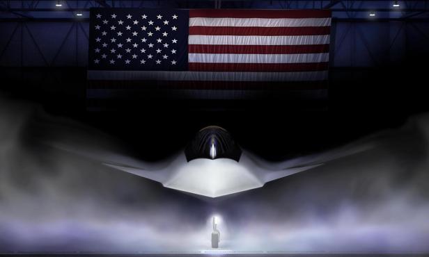 Ein Tarnkappenflugzeug steht in einer Halle vor einer großen US-Flagge, umgeben von Nebel und Licht.