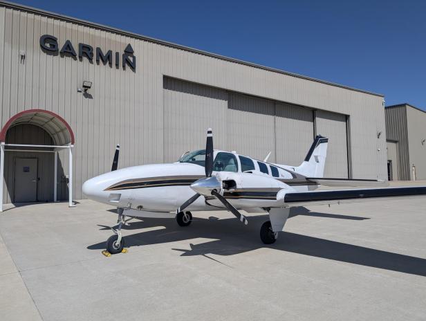 Garmin-Hangar mit Flugzeug