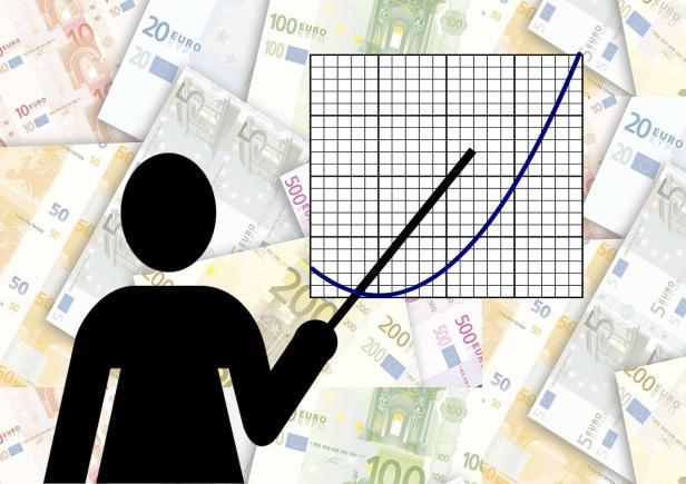 Eine stilisierte Person präsentiert eine steigende Kurve vor einem Euro-Hintergrund.