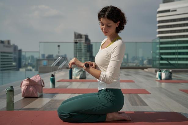 Frau macht YOGA