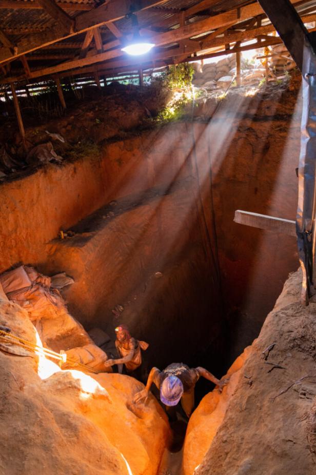 Arbeiter verlassen eine Kobalt-Mine in der DR Kongo