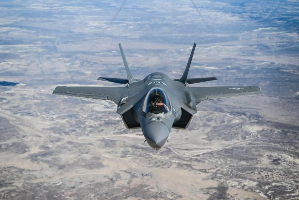 DIe F-35 hat trapezförmige Lufteinlässe für das Triebwerk DIe F-35 hat trapezförmige Lufteinlässe für das Triebwerk