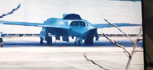 Foto eines früheren J-36-Prototyp: Die grünen "Augen" sind die Head-up-Displays für die Piloten, die in der J-36 nebeneinander sitzen.