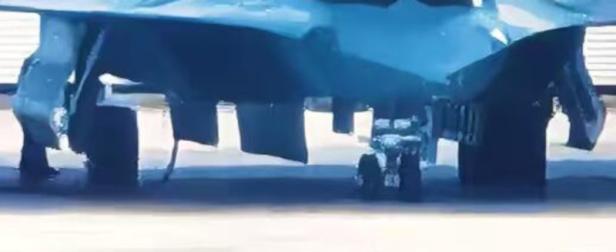 Geöffnete Waffenschächte der J-36