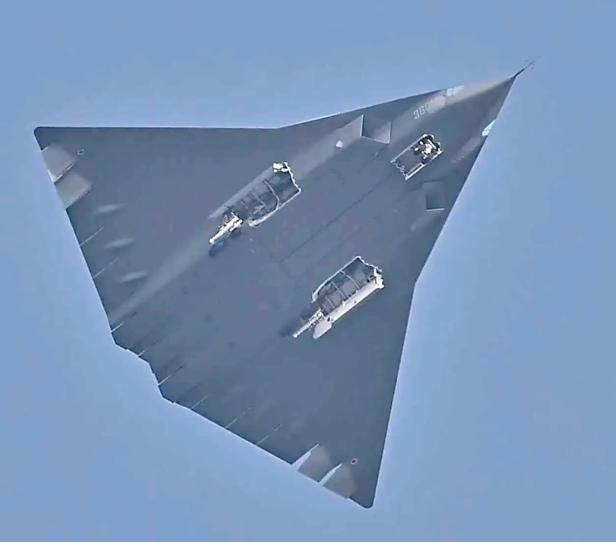 J-36 bei einem Testflug von unten fotografiert. Man sieht deutlich die geöffneten Klappen des Fahrwerks
