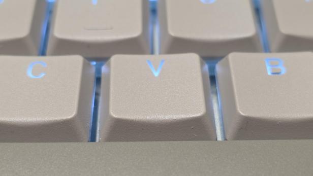Sieht man genau hin, erkennt man die feine Struktur des PBT-Materials Sieht man genau hin, erkennt man die feine Struktur des PBT-Materials