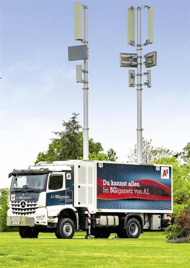 Die mobilen Mobilfunkstationen sind üblicherweise an LKW angebracht. Der 5G-Truck von A1 auf einer grünen Wiese