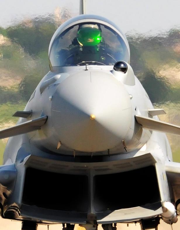 PIRATE befindet sich am Eurofighter links versetzt vor der Nase PIRATE befindet sich am Eurofighter links versetzt vor der Nase
