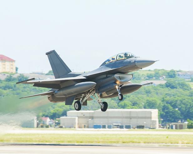 Eine F-16 mit Legion. Der Pod ist rechts vom Lufteinlass befestigt Eine F-16 mit Legion. Der Pod ist rechts vom Lufteinlass befestigt