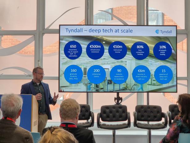 Carlo Webster vom Tyndall National Institute hielt einen Vortrag für österreichische Forscher und Innovationsmanager. Carlo Webster vom Tyndall National Institute hielt einen Vortrag für österreichische Forscher und Innovationsmanager.