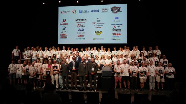 ACSC 2025: Die Final-Teilnehmer und Vertreter der Unterstützer und Organisatoren ACSC 2025: Die Final-Teilnehmer und Vertreter der Unterstützer und Organisatoren