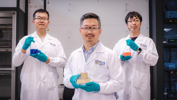 Hou Yi (Mitte) zeigt die neue Solarzelle her. Links und rechts sind seine Kollegen Jia Zhenrong und Guo Xiao.