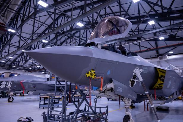 Eine F-35A bekommt ein neues Cockpit-Glas Eine F-35A bekommt ein neues Cockpit-Glas