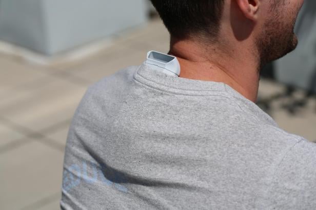 Der Reon Pocket Pro wird unter der Kleidung getragen.