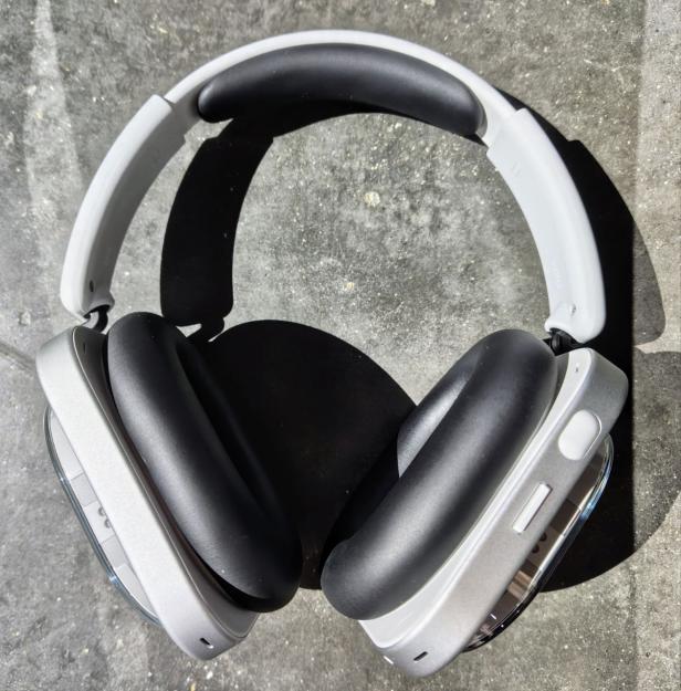 Die Knöpfe befinden sich rechts: Roller (oben) und Paddle (unten).