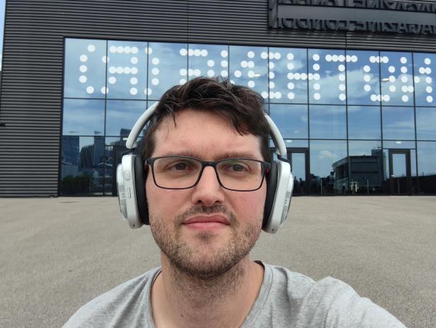 Direkt von der Front ist der Kopfhörer eher unauffällig.