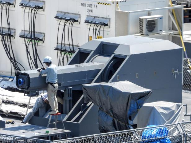 Im Hintergrund sie die Kabel der Container zu sehen Im Hintergrund sie die Kabel der Container zu sehen