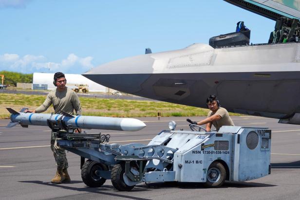 Eine F-22 wird mit einer AIM-120 beladen Eine F-22 wird mit einer AIM-120 beladen
