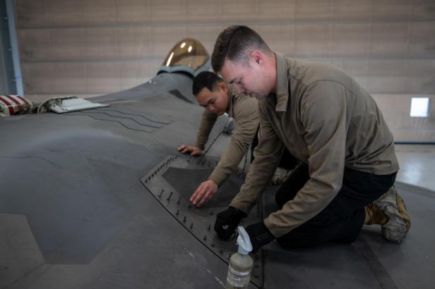 Wartungsarbeiten an einer F-22 Wartungsarbeiten an einer F-22