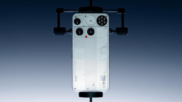 Das „Nothing Phone 3“ wird in einer Studioaufnahme präsentiert.