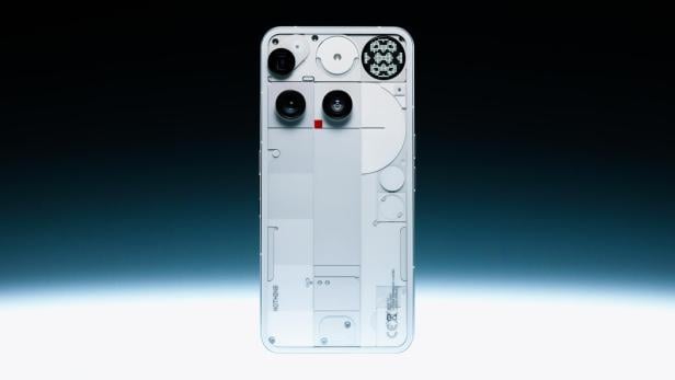 Das „Nothing Phone 3“ mit transparentem Gehäuse auf blauem Hintergrund.