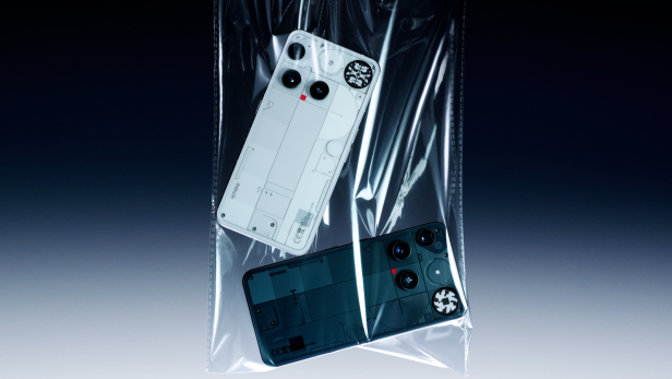 Zwei „Nothing Phone“-Smartphones in einer transparenten Plastiktüte.