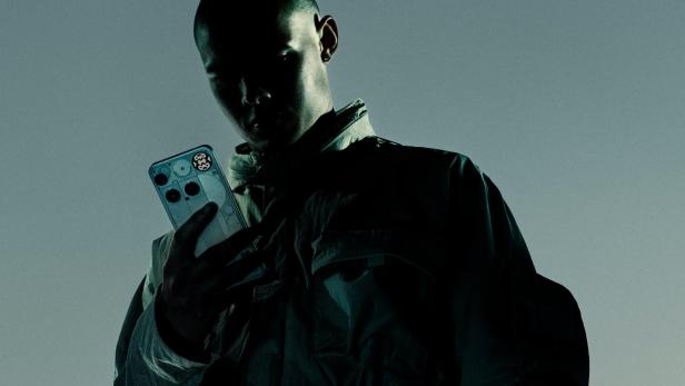 Ein Mann hält ein „Nothing Phone 3“ in der Hand.