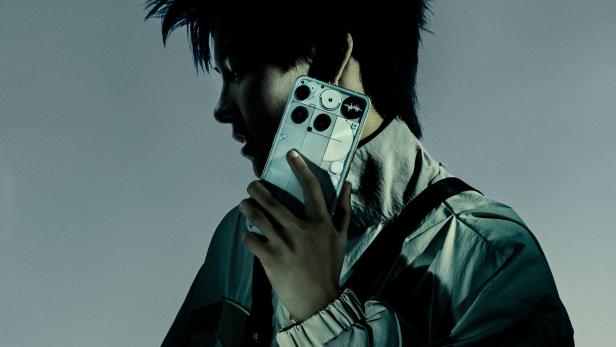 Eine Person hält ein „Nothing Phone 3“ an ihr Ohr.