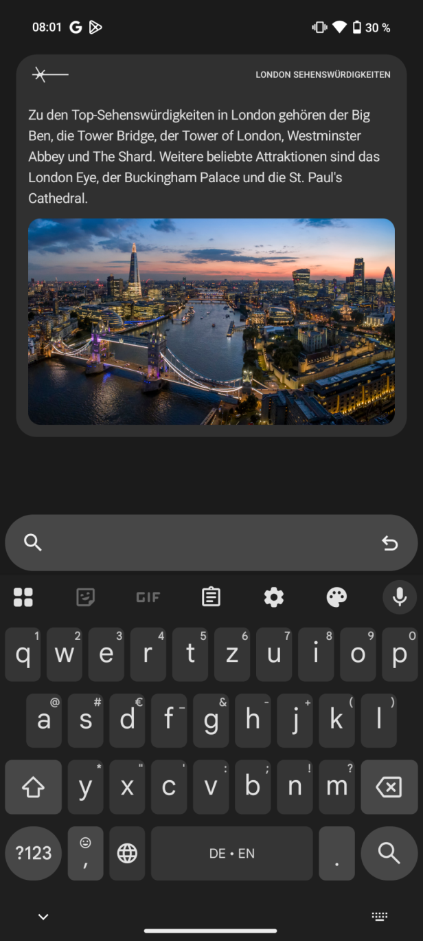 Die Tower Bridge und die Skyline von London bei Dämmerung.