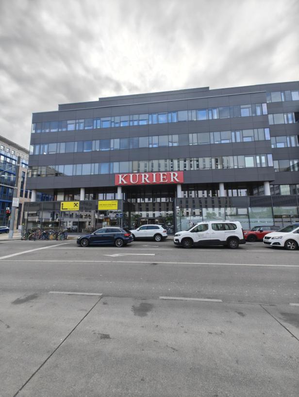Das Kurier-Medienhaus in Wien an einem bewölkten Tag.